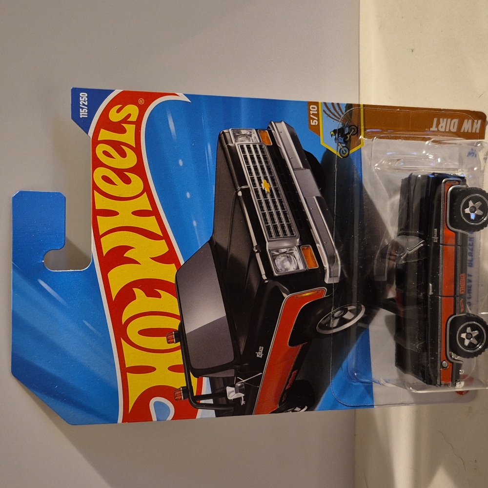 B24 Hot Wheels   75 chevy blazer 4x4 truck
